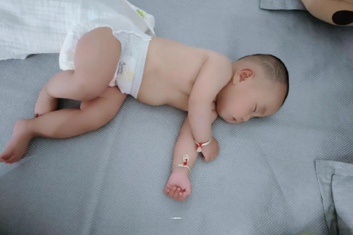 永康几个月宝宝会抬头